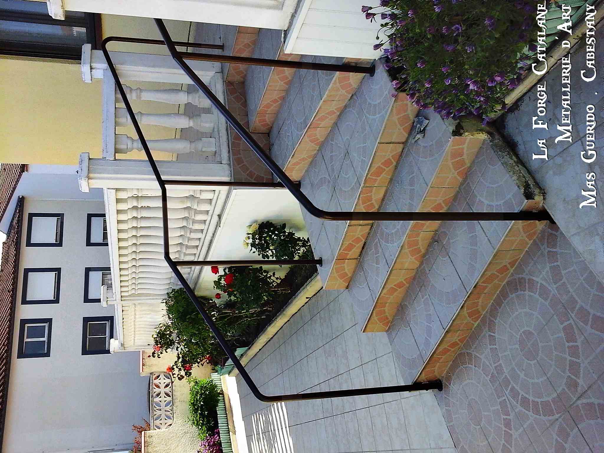 main courantes sur poteaux en tube rond forge catalane.jpg